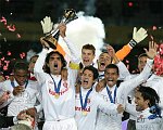 Foto: jogadores do Inter-RS recebendo a taça e comemorando o tíulo mundial interclubes