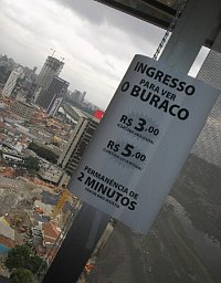 Miniatura do cartaz "ingresso para ver o buraco", uma brincadeira para ver pela janela o buraco do metrô de São Paulo