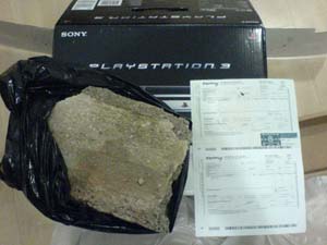 Comprou PS3 online, recebeu um pedregulho