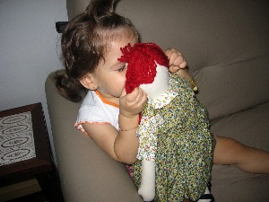 Clara e a boneca de pano